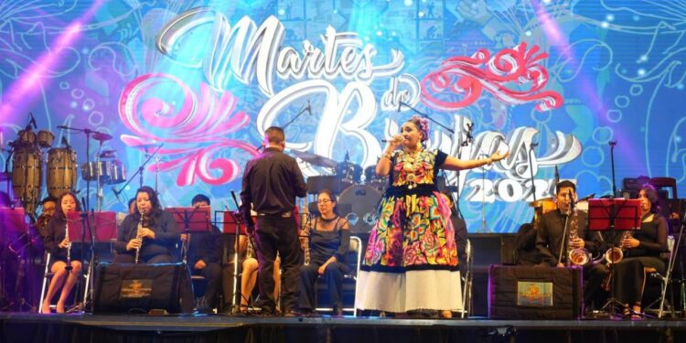 El talento local tocó el corazón del público que se dio cita en el parque central.