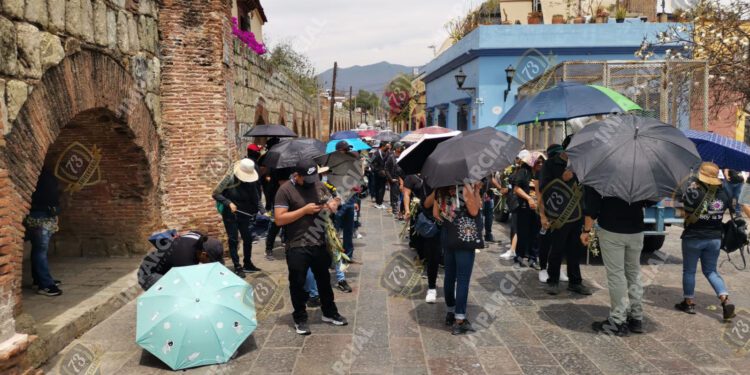 ¡Reinstalación! exigen con marcha burócratas despedidos