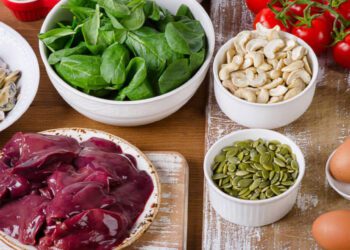 Hígado, los huevos, los frutos secos, las legumbres, los vegetales de hoja verde y las carnes rojas son las principales fuentes de hierro.