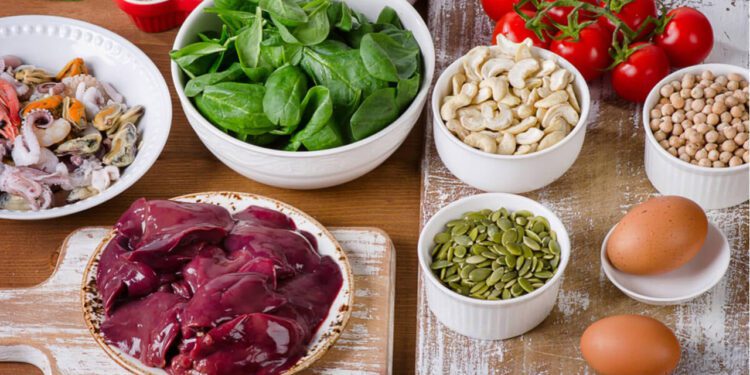 Hígado, los huevos, los frutos secos, las legumbres, los vegetales de hoja verde y las carnes rojas son las principales fuentes de hierro.