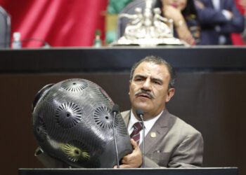 Contreras Castillo entonces encabezaba el Comité de Administración de la Cámara de Diputados.