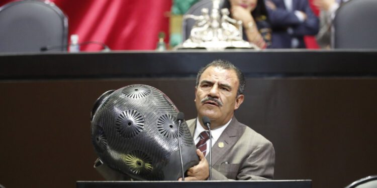 Contreras Castillo entonces encabezaba el Comité de Administración de la Cámara de Diputados.