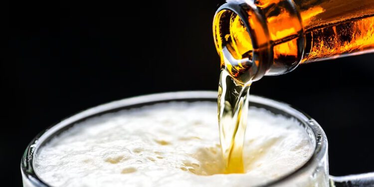 ¿Sabías que algunas cervezas 0 y bajas en alcohol no cumplen con lo que prometen? Esto reveló la Profeco en su estudio