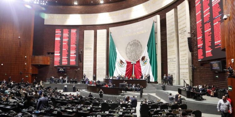 El proyecto que impedirá la reelección y la postulación de familiares de personajes en un cargo fue avalado con el respaldo de los 447 diputados.