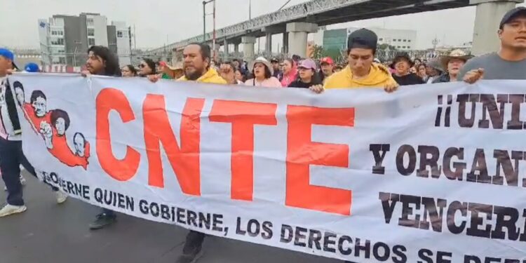 S-22 marcha el CNTE hacia el Aeropuerto de la CDMX