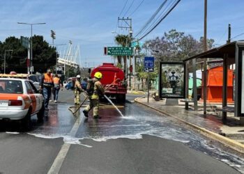¿Qué líquido extraño derramado en Bulevar José Vasconcelos? Autoridades investigan posible material químico