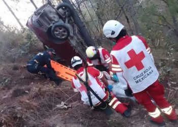 Desbarrancan en Supercarretera Mitla-Tehuantepec: Tres personas atrapadas en vehículo siniestrado