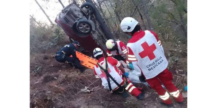 Desbarrancan en Supercarretera Mitla-Tehuantepec: Tres personas atrapadas en vehículo siniestrado