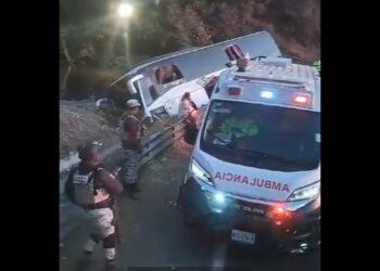 Autobús con profesores de Matías Romero desbarranca en Cumbres de Maltrata