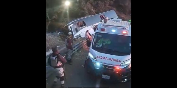 Autobús con profesores de Matías Romero desbarranca en Cumbres de Maltrata