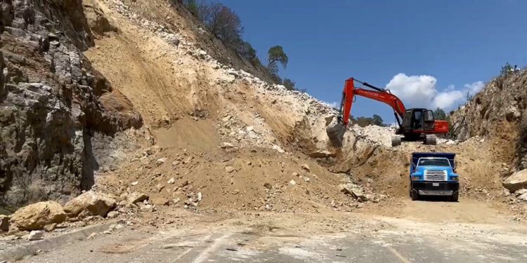 La vía Oaxaca-Cuacnopalan cumple 24 horas cerrada, el derrumbe ser registro alrededor de las 16 horas de ayer martes y por fortuna no se registraron pérdidas vehiculares y mucho menos heridos.