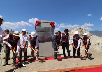Colocan primera piedra de Universidad UBEMEX