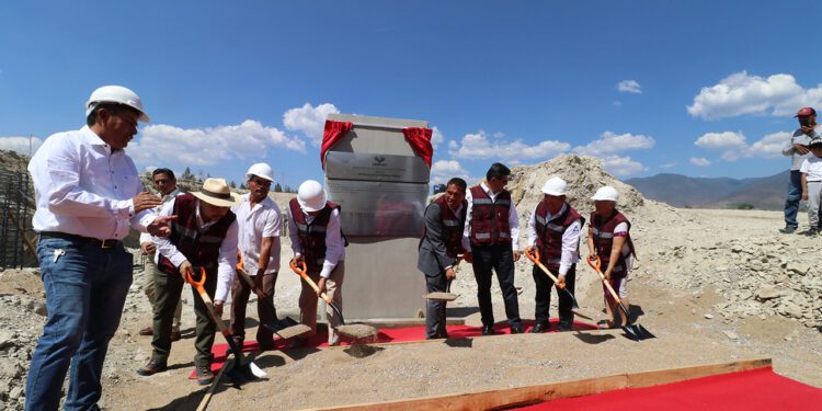 Colocan primera piedra de Universidad UBEMEX