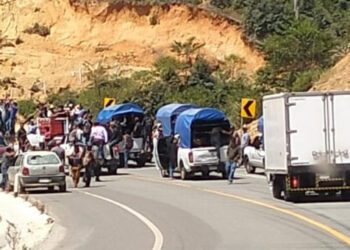Mortal enfrentamiento en la autopista a la Costa en los Coatlanes deja al menos cinco muertos