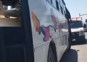 ¡Explota llanta en urbano de Oaxaca! Hay varios heridos y desata pánico entre los pasajeros