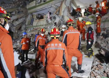 La nación asiática sufrió un movimiento de 7.7 grados en medio de un clima militarizado que dificulta las tareas humanitarias en el país.