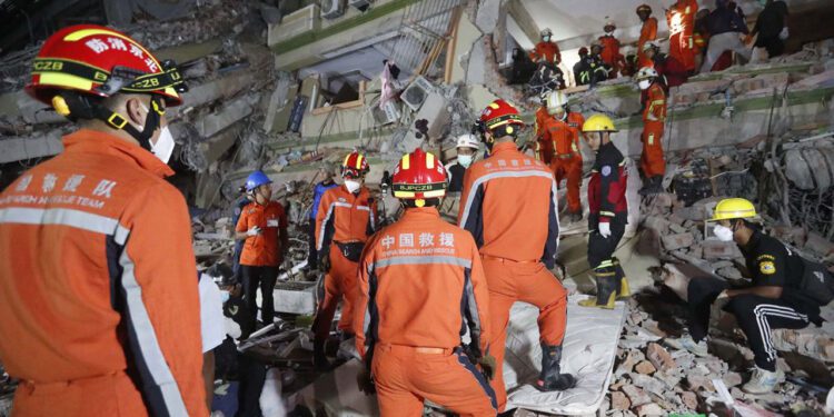 La nación asiática sufrió un movimiento de 7.7 grados en medio de un clima militarizado que dificulta las tareas humanitarias en el país.