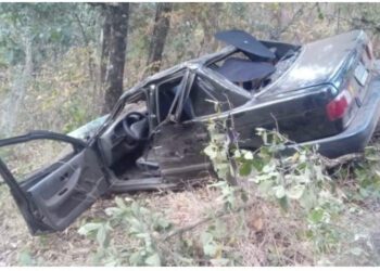 ¡Fatídica volcadura sobre Carretera Federal 182! Un muerto y dos heridos en Sierra Flores Magón
