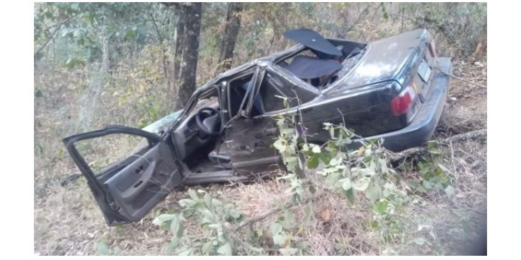 ¡Fatídica volcadura sobre Carretera Federal 182! Un muerto y dos heridos en Sierra Flores Magón