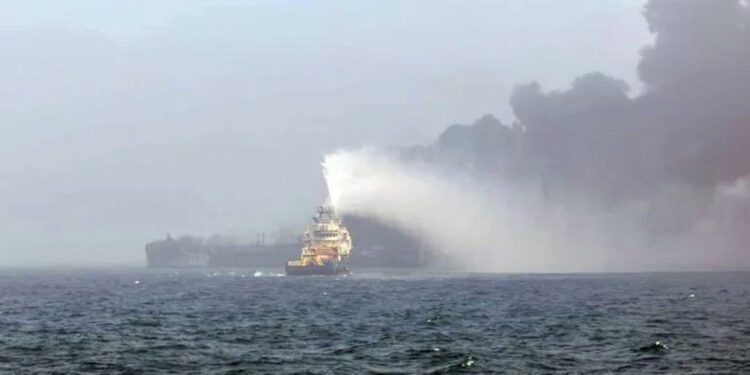 Choque de buque petrolero y carguero en el Mar del Norte; derraman sustancias altamente tóxica