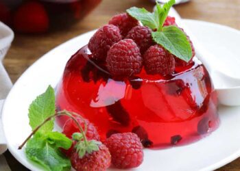 La gelatina es muy conocida por aportar colágeno, pero no es la única forma, pues la grenetina también está presente en otros dulces y postres.