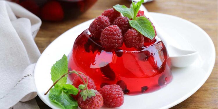 La gelatina es muy conocida por aportar colágeno, pero no es la única forma, pues la grenetina también está presente en otros dulces y postres.