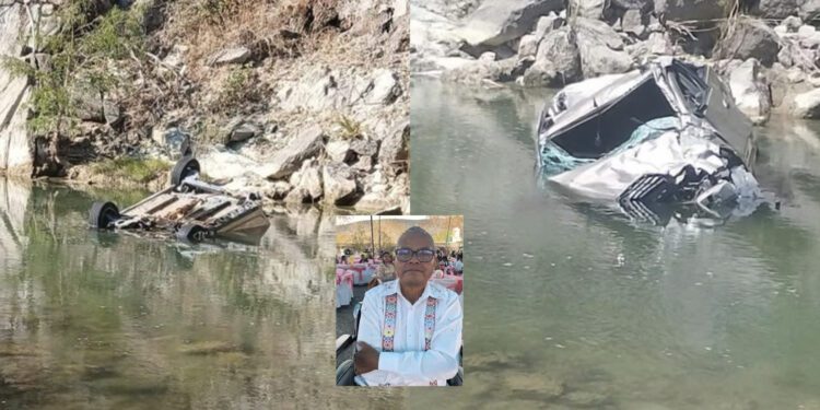 VIDEO | Desbarranca camioneta al río Mixteco y muere profesor