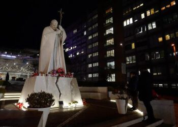 Niños con globos amarillos y blancos llevan esperanza al Papa Francisco desde el hospital Gemelli