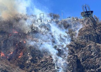 ¡Incendios forestales amenazan a Oaxaca! Comuneros y autoridades trabajan para sofocar llamas en Mirador de Ixtlán