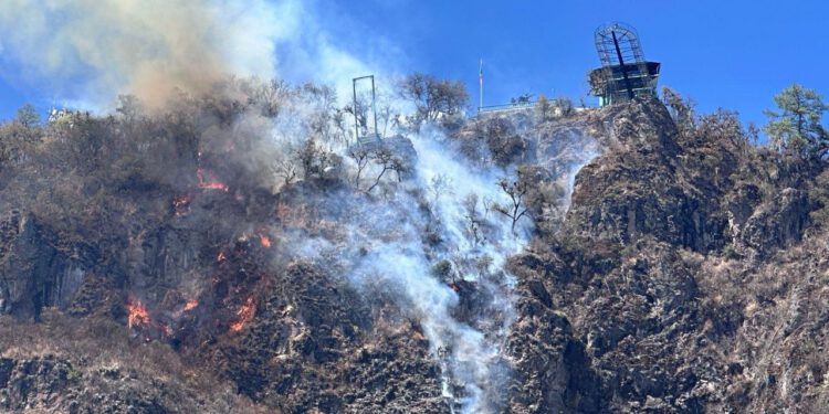 ¡Incendios forestales amenazan a Oaxaca! Comuneros y autoridades trabajan para sofocar llamas en Mirador de Ixtlán
