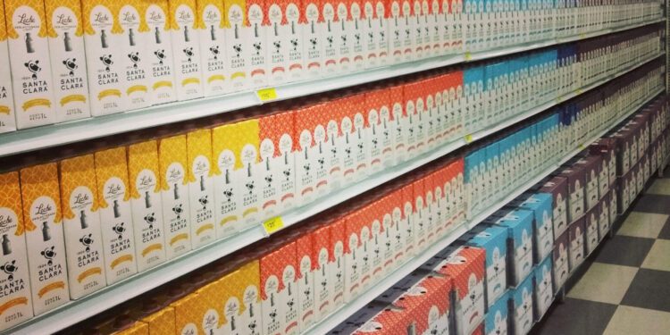 Litro de leche, por arriba del precio de la gasolina