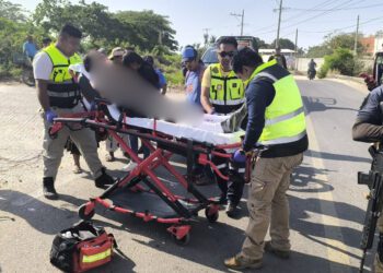 ¡Accidente en Juchitán! Dos jóvenes en moto se impactan con camioneta