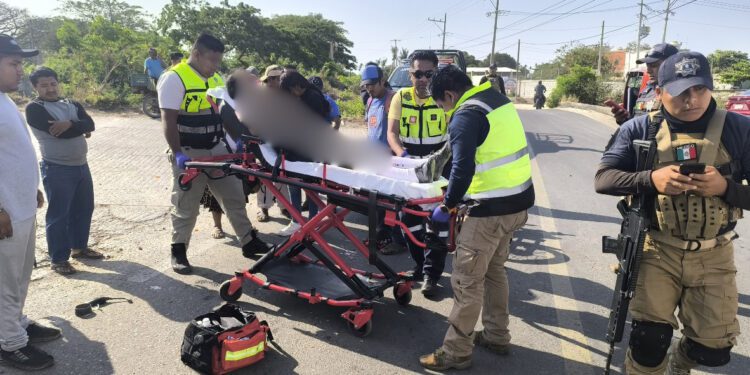 ¡Accidente en Juchitán! Dos jóvenes en moto se impactan con camioneta