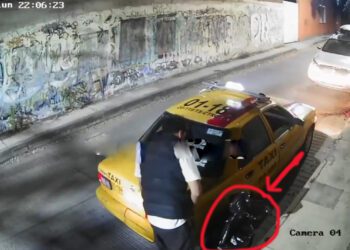 VIDEO | “¡Asqueroso taxista!” Exhiben a ruletero tirando basura y orinando en la calle