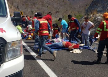 Camionazo con 18 muertos; permanecen 8 internados y 16 fueron dados de alta