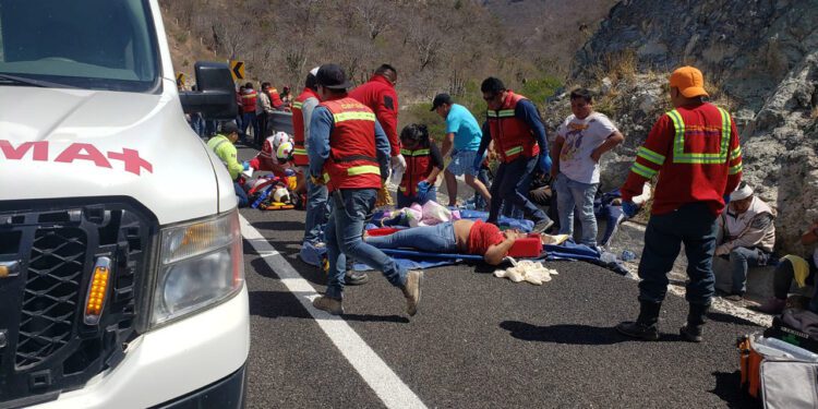 Camionazo con 18 muertos; permanecen 8 internados y 16 fueron dados de alta