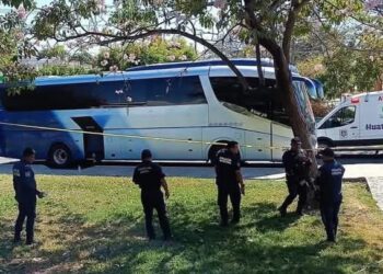 ¡Tragedia en Bahías de Huatulco! Hallan muerto a chofer en su camarote de autobús turístico