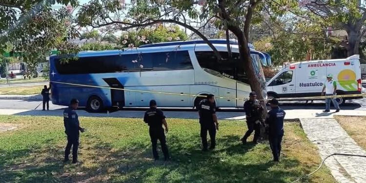 ¡Tragedia en Bahías de Huatulco! Hallan muerto a chofer en su camarote de autobús turístico