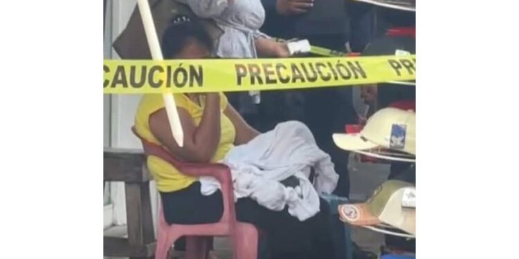 ¡Estremecedor lamento! Bebé muere en el regazo de su mamá en la Cuenca