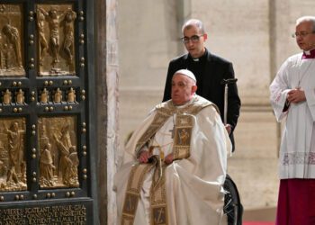 Mantiene el Papa Francisco la terapia respiratoria y la fisioterapia; pasa “bien” la noche
