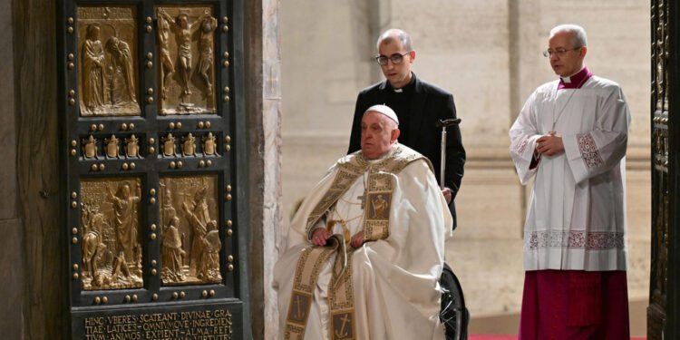 Mantiene el Papa Francisco la terapia respiratoria y la fisioterapia; pasa “bien” la noche