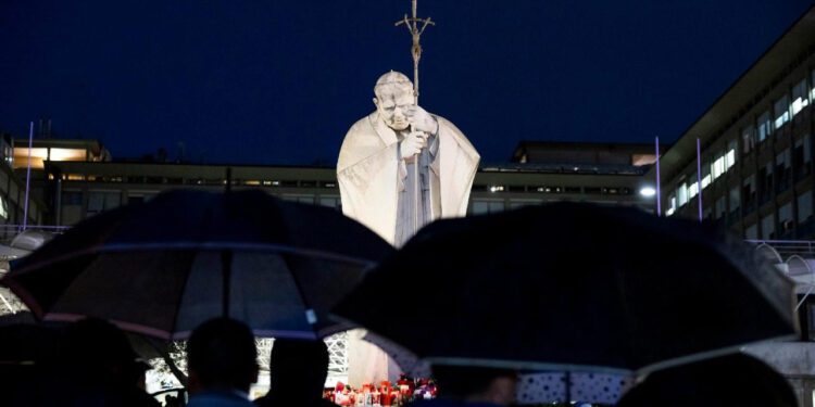 Se agrava Papa Francisco: sufre dos episodios de insuficiencia respiratoria aguda; estado clínico “complejo”