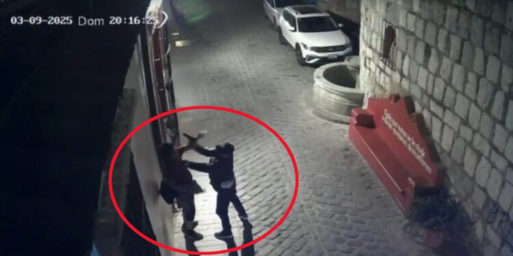 VIDEO | A punta de pistola lo despojan de su celular en el Centro Histórico de Oaxaca