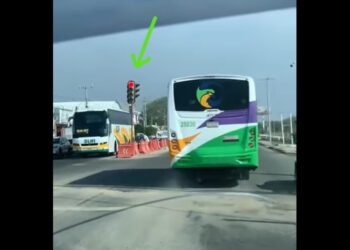 VIDEO | Captan a imprudente de chofer de autobús de la línea Istmeños pasándose un alto