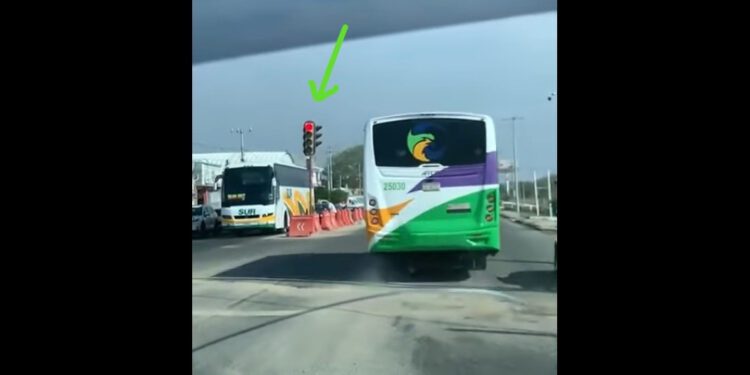 VIDEO | Captan a imprudente de chofer de autobús de la línea Istmeños pasándose un alto