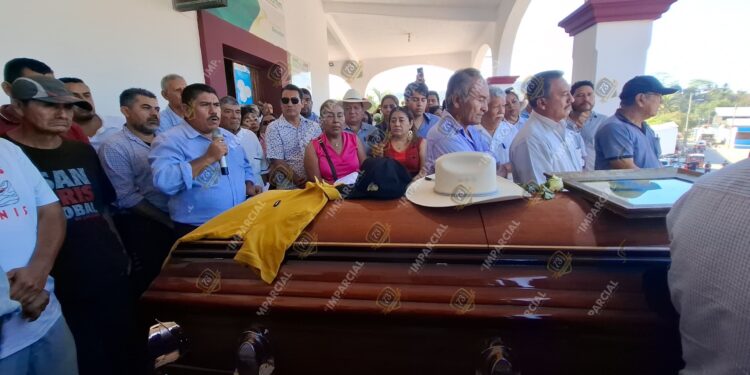 Tras atroz crimen, despiden con tristeza a ex edil de San Pedro Mixtepec   