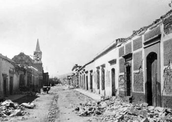 Vista de la calle de Morelos en la ciudad de Oaxaca con las torres de la iglesia de Nuestra Señora de las Nieves en el fondo, los destrozos fueron provocados por un fuerte sismo ocurrido en 1931.