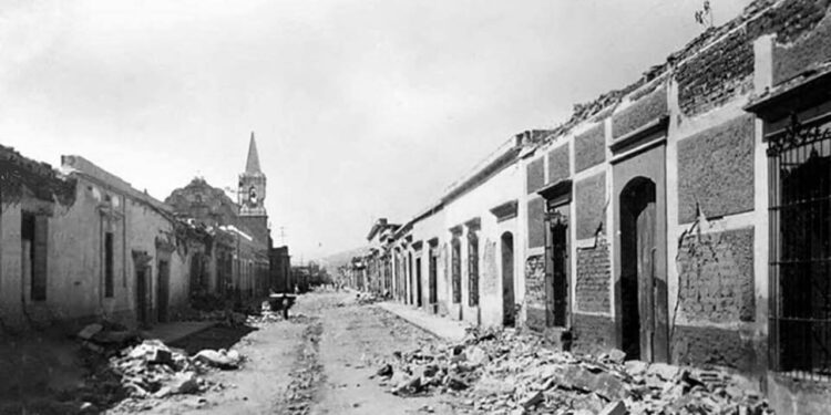 Vista de la calle de Morelos en la ciudad de Oaxaca con las torres de la iglesia de Nuestra Señora de las Nieves en el fondo, los destrozos fueron provocados por un fuerte sismo ocurrido en 1931.