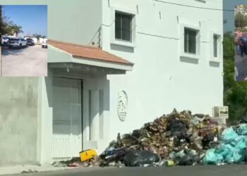 VIDEO | Sindicalizados tiran basura frente a la casa del presidente municipal Salina Cruz en medio de conflicto laboral