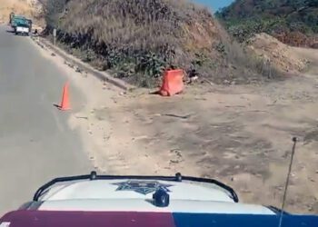 Trabajadores de Capufe habilitan un paso provisional en la zona de derrumbe en la súper carretera 135-D Oaxaca-Cuacnopalan.